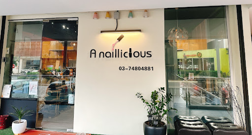 A naillicious Studio
