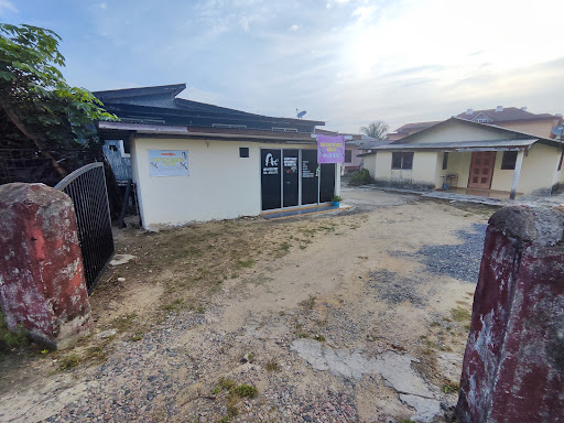 Gunting rambut wanita